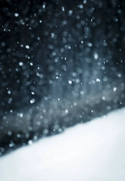 Темний фон розмитий сніг — стокове фото