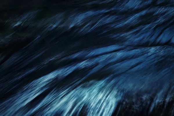 Mörka abstrakt våg på floden — Stockfoto