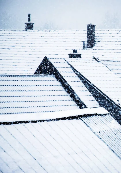 雪の屋根の上 — ストック写真