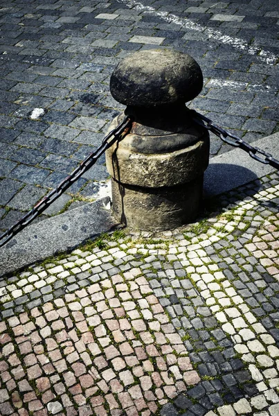 Columna de valla de piedra con cadenas metálicas —  Fotos de Stock