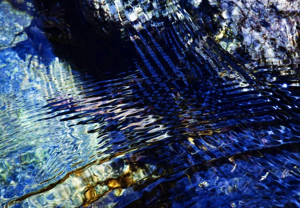 Superfície de água azul abstrata com ondas — Fotografia de Stock