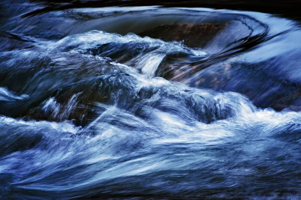 川のカオス暗黒の詳細を抽象化します。 — ストック写真