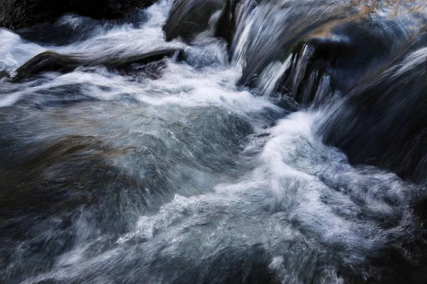 Torrenti in un fiume freddo e selvaggio — Foto Stock