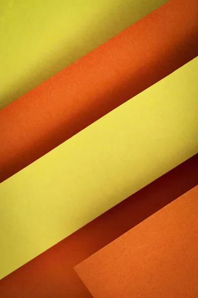 Schräge orangefarbene und gelbe Papierstreifen — Stockfoto