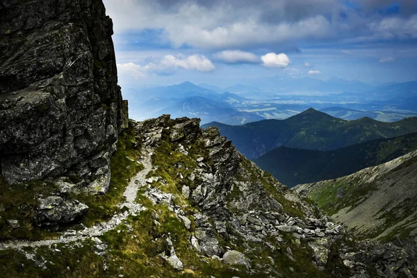 Passarela de pedra no alto das montanhas — Fotografia de Stock