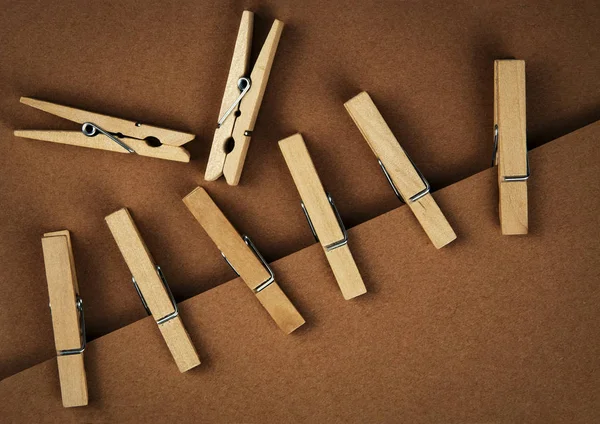 Alfileres de madera sobre papel marrón — Foto de Stock