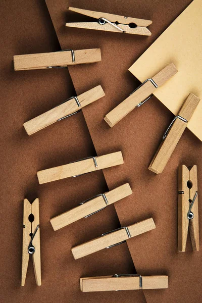Alfinetes de madeira anexados ao papel marrom — Fotografia de Stock
