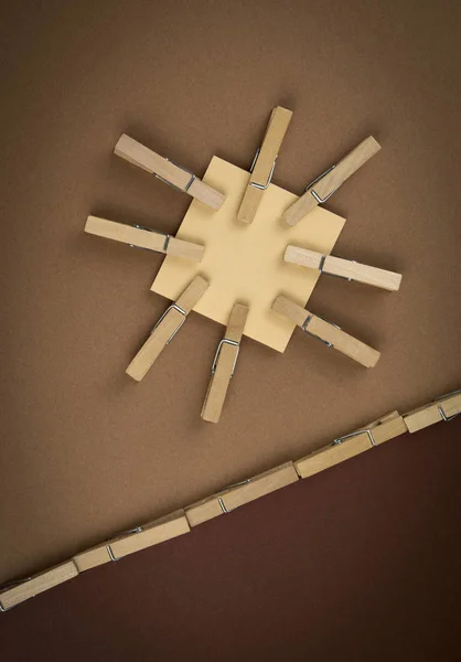 Rouleaux carrés de papier avec chevilles — Photo