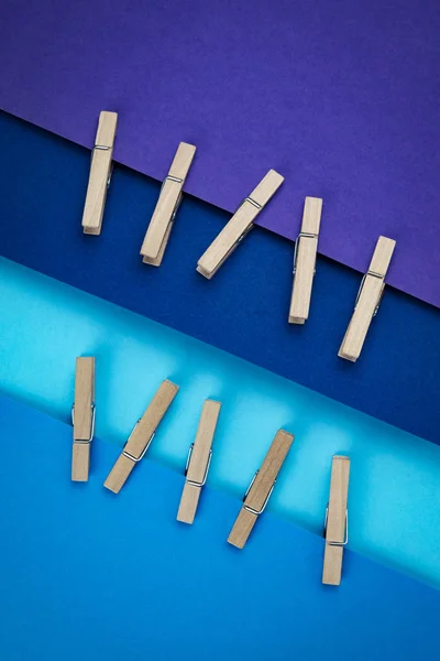 Alfileres de madera unidos al papel azul y púrpura — Foto de Stock