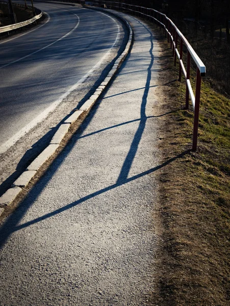 Kurvenreicher Weg mit Bürgersteig — Stockfoto