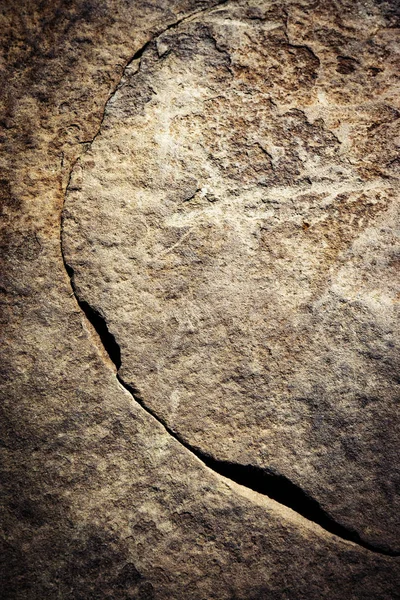 Crack en piedra oscura —  Fotos de Stock