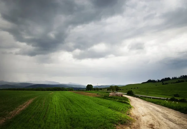 Paisaje de montaña con nubes antes de la lluvia — Foto de Stock