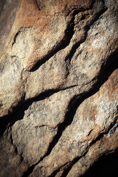 Mörka skuggor på sandsten sten — Stockfoto