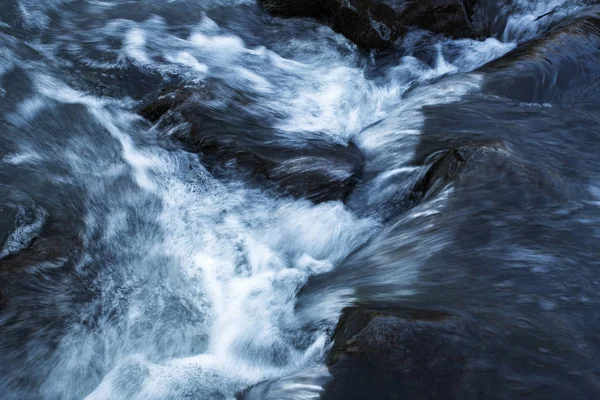 Dettaglio astratto del flusso del fiume selvaggio — Foto Stock