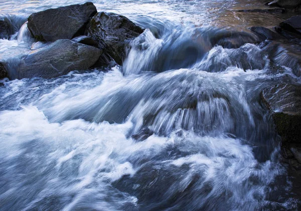 Detail des wilden Flusses mit Steinen — Stockfoto