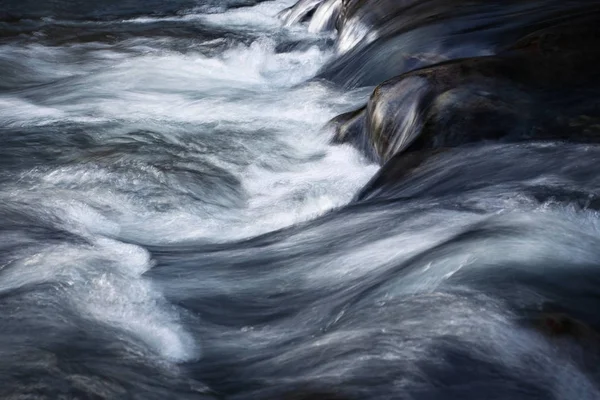 Dettaglio del flusso del fiume selvaggio — Foto Stock