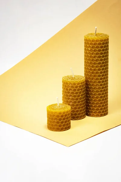 Hintergrund mit gelben Kerzen mit Bienenwachs — Stockfoto
