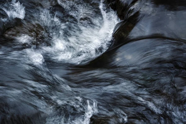 Деталь волны на горной реке — стоковое фото