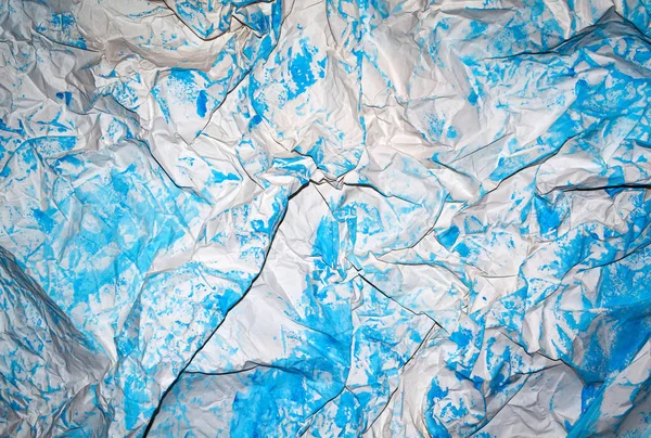 Rynket papir plettet med blå farve - Stock-foto