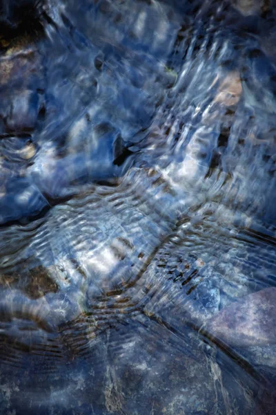 Superfície abstrata de uma superfície de rio — Fotografia de Stock