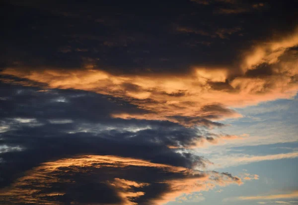 Nuvens escuras ao pôr do sol — Fotografia de Stock