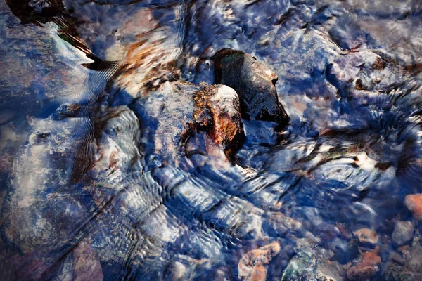 Oblázky ležící v řece — Stock fotografie