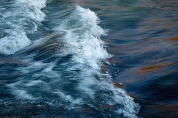 Kühle Wellen auf einem kleinen Fluss — Stockfoto