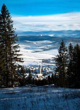 Kış vadisinde kulesi olan küçük bir kasaba.