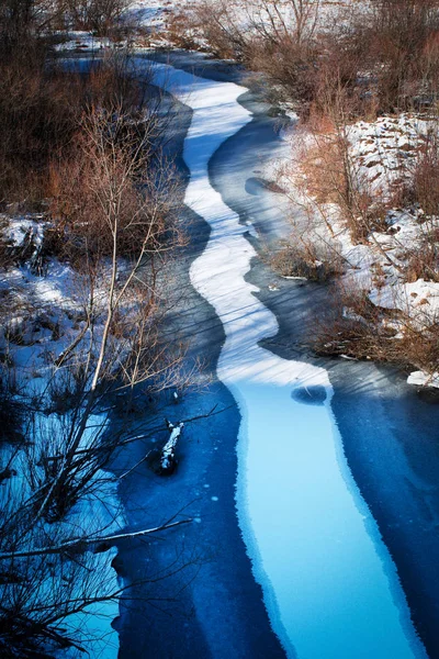Vista desde la montaña sobre un pequeño río congelado —  Fotos de Stock