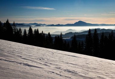 Akşamın erken saatlerinde karlı dağ manzarası