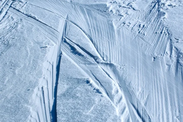 Área de neve com ranhuras na pista de esqui — Fotografia de Stock