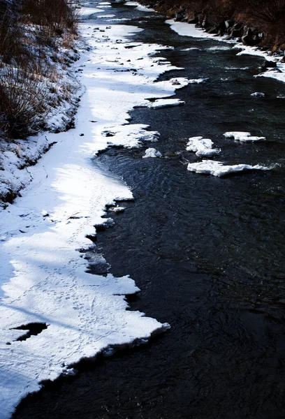 Detalj av en nästan frusen lång flod — Stockfoto