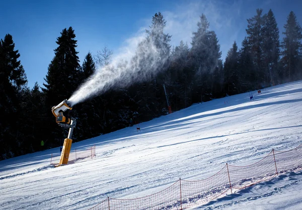 Ytan på skidområdet med en snökanon — Stockfoto