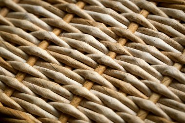 Kağıt tüplerle örülmüş sepetin arka planı veya dokusu