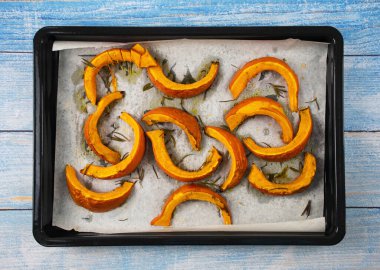 kızarmış balkabağı hokkaido kavrulmuş siyah tavada