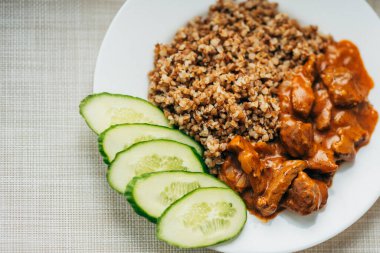 Soğanlı ve karabuğdaylı kızarmış et.