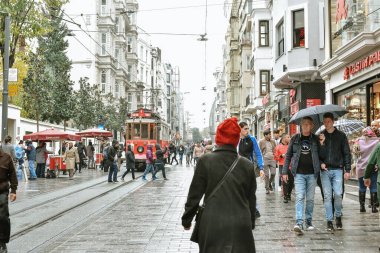 İSTANBUL, TURKEY - 26 Kasım 2018: Taksim-Tunel Nostalji Tramvayı 31 Temmuz 2014 'te İstanbul, Türkiye' de Taksim sokakları boyunca yol alıyor.