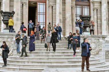 İSTANBUL, TURKEY - 26 Kasım 2018: Tur rehberi el kaldırma, turistler, Topkapı sarayının iç bahçesindeki ziyaretçiler.
