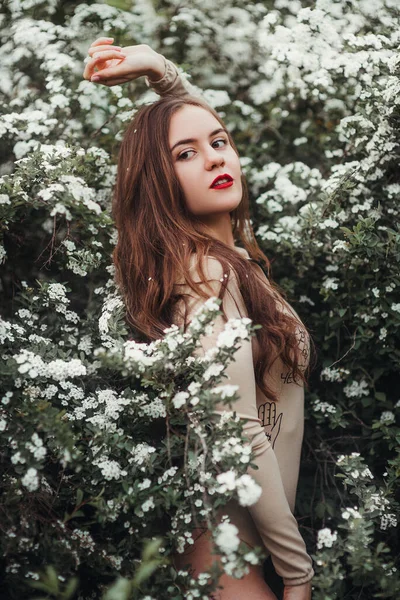 Ein Junges Schönes Braunhaariges Mädchen Unter Einem Blühenden Baum Mode — Stockfoto