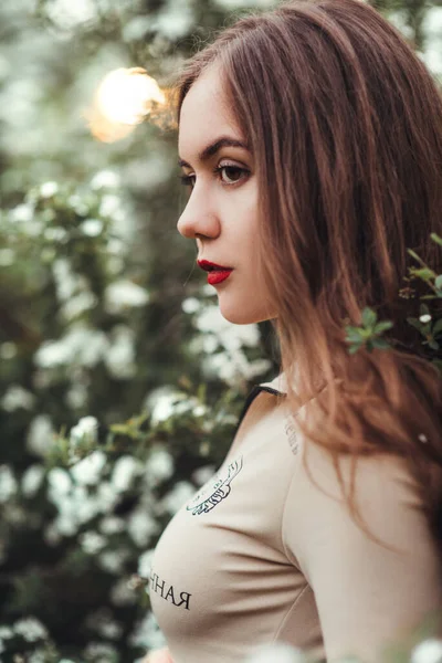 Une Belle Jeune Fille Aux Cheveux Bruns Sous Arbre Fleurs — Photo