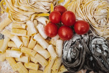 Güzel, renkli İtalyan makarnası, domates ve fesleğen deseni. Üst Manzara. Soyut. Yiyecek konsepti.