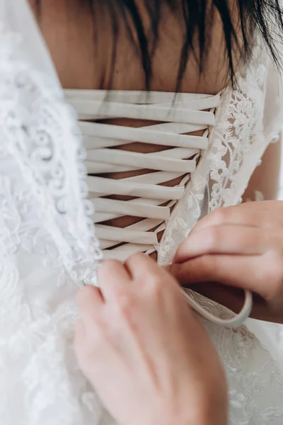 Λευκό δαντελωτό φόρεμα, νύφη σε νυφικό, θέα στην πλάτη, πρωινό νύφης, προετοιμασία γάμου, — Φωτογραφία Αρχείου