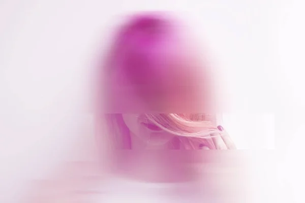 rüya gibi uzaya pembe saçlı kadın