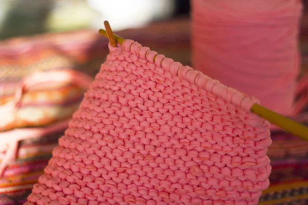 Somon pembe örgü örgü iğneler yerine Tekstil yün ve desen ve Sanat fırçalar