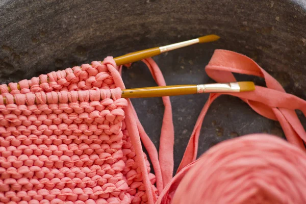 Somon pembe örgü örgü iğneler yerine Tekstil yün ve desen ve Sanat fırçalar