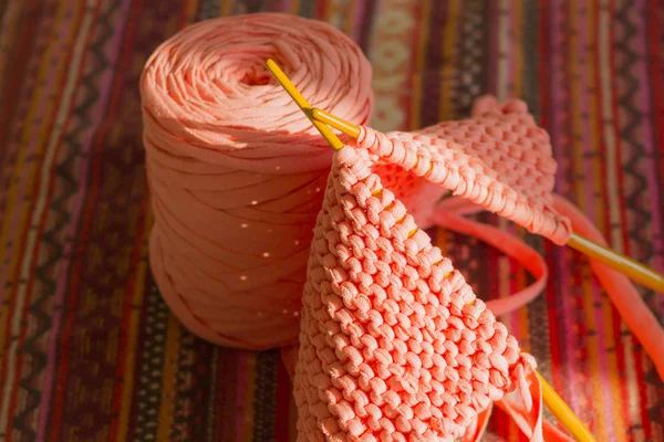 Somon pembe örgü örgü iğneler yerine Tekstil yün ve desen ve Sanat fırçalar
