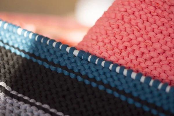 Renkli örgü iğne üzerinde Tekstil örgü