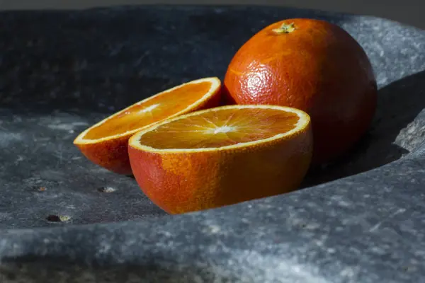 Lezzetli kanlı portakal taşlı zemin üzerine dilimlenmiş