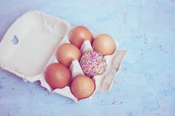 Bir yumurta diğer doğal yumurta içinde bir tepsi - Paskalya tema ile dekore edilmiş