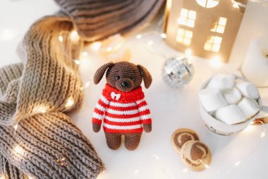 Yeni yıl ve bir oyuncak köpek. Yukarıdan görüntüleyin. Köpek bir yeni yıl 2018 sembolü. Beyaz bir arka plan üzerinde yeni yıl kompozisyon.